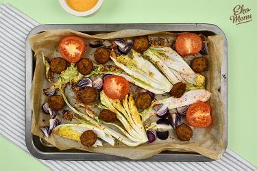 Chinese kool met hummus dressing en falafelburgertjes